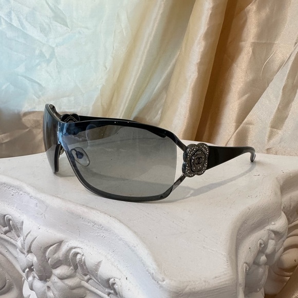 Chanel 4164 Shield CC Y2K Camellia Sunglasses in Black and Silver Hue - Picture 7 of 15